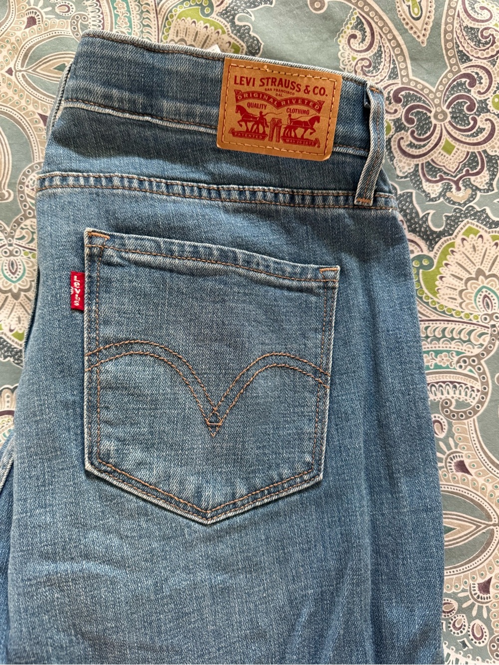 525 Levi’s Light Blue Straight Jeans with Red Label